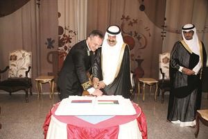 خالد الجارالله والسفير الروسي يقطعان كيكة الاحتفال﻿