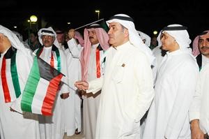  الشيخ صباح المحمد يحمل علم الكويت﻿