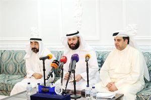 د فيصل المسلم متحدثا في الصالون الاعلامي ويبدو الزميل ماضي الخميس﻿