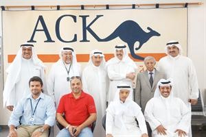 عبدالله الشرهان ووفد مجلس امناء رحلة الامل خلال زيارته الكلية﻿