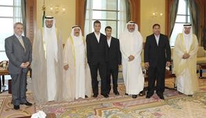 صاحب السمو الامير الشيخ صباح الاحمد مستقبلا دعلي العبيدي والسفير محمد حسين بحر العلوم وعلي اسماعيل عباس واحمد فرحان حمزة﻿