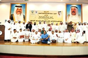 الشيخ مبارك عبدالله المبارك وعبدالله البراك مع المكرمين في الحفل
