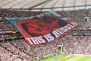 لافتة تحملها جماهير روسيا خلال المباراة امام پولندا﻿