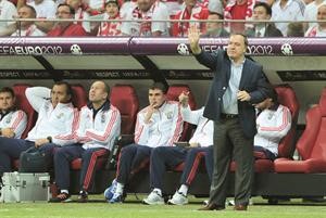 مدرب روسيا ديك ادفوكات خلال المباراة امام پولندا 	افپ﻿