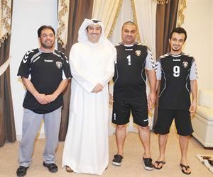 احمد الشحومي متوسطا يوسف الشاهين وعبدالرزاق البلوشي وفيصل العنزي
