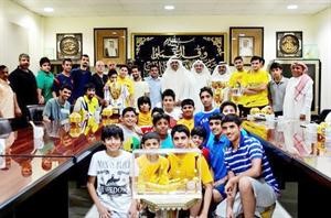 الشيخ خالد الفهد متوسطا فرق المبارزة بنادي القادسية
