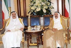 صاحب السمو الامير الشيخ صباح الاحمد لدى استقباله امير قبيلة العوازم فلاح بن جامع