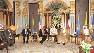 صاحب السمو الامير الشيخ صباح الاحمد مستقبلا دفايز الطراونة بحضور سمو ولي العهد﻿