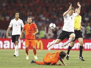شفانشتايغر يقفز عاليا بالمانيا عن هولندا رويترز﻿