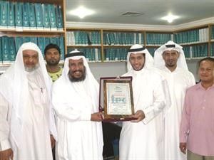 العجمي يكرم الشاب احمد الهاجري
