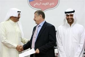عبدالعزيز المرزوق وخالد الغانم بعد توقيع العقد مع الروماني مارين
