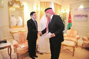 مدير التحرير الزميل محمد الحسيني مصافحا دالطراونة﻿