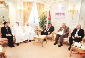 رئيس الوزراء الاردني ووزير المالية سليمان الحافظ ووزير التجارة والصناعة شبيب عماري يتحدثون الى الزملاء محمد الحسيني وسليمان الجارالله وماجد العلي﻿