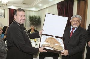 الارشمندت بطرس غريب يكرم السفير اليمني﻿