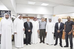 اساتذة الجامعة يتوسطون الفهيد والكندري وعددا من المهندسين﻿
