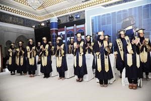 كوكبة من الخريجات في لقطة تذكارية ﻿
