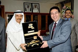 المستشار فيصل المرشد مكرما احد المستشارين