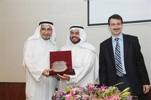 تكريم احد المشاركين﻿