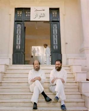 صورة ماخوذة من فيلم ليلة سقوط بغداد انتشرت على الفيسبوك تعليقا على حكم الدستورية وتتنبا بدخول الثوار لمستشفى المجانين 