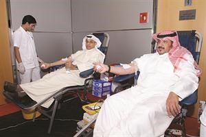 الشيخ طلال الخالد خلال تبرعه بالدم﻿