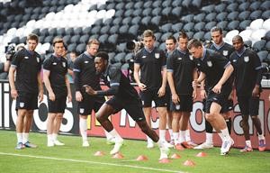 لاعبو منتخب انجلترا الاسود الثلاثة خلال حصة تدريبية قبل لقاء السويد الليلة افب