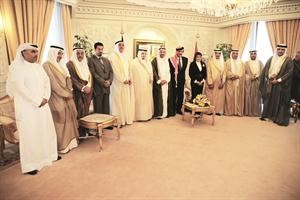 الوزان متوسطا الوفد الاردني والسفير دحمد الدعيج ووفدا من غرفة تجارة وصناعة الكويت وممثلين عن القطاع الخاص
