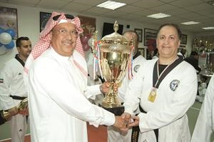 محمد الفارسي يسلم الكاس لاحد الفائزين﻿