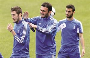 اليوناني فاسيليس توروسيديس يداعب زميله كوستاس فورتونيس في التدريب الاخير اپ