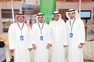 طلبة الهندسة والبترول خلال مشاركتهم في المعرض
