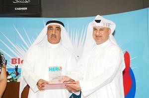تكريم احد المتبرعين بالدم﻿