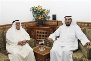 زايد سعد الخبيرة العازمي اثناء اللقاء مع الزميل منصور الهاجري 