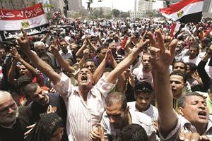 المئات من المصريين في ميدان التحرير يعبرون عن غضبهم من قرارات المحكمة الدستورية افپ