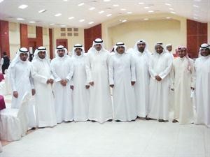 خالد الطاحوس يتوسط المشاركين من نقابة القطاع النفطي خلال الاحتفال امس الاول﻿