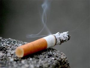 البريطانيون يلقون 29 مليون عقب سيجارة من سياراتهم
