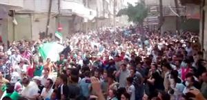 صورة عن فيديو بثه ناشطون على صفحة الثورة السورية لـ الاف المتظاهرين في حي صلاح الدين في حلب