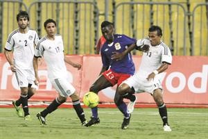 محمد عبدالشافي محاولا المرور بالكرة من لاعب افريقيا الوسطى
