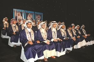 متابعة من طلبة مدرسة التكامل لفقرات الحفل﻿
