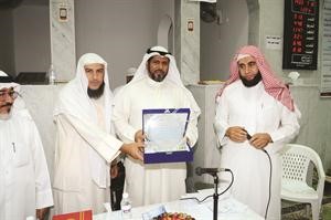 حلقات مسجد سعد السلطان تكرم مدير ادارة مساجد الاحمدي كريدي عبيد الدوسري