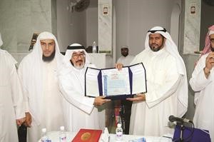  وتكرم الزميل يوسف عبدالرحمن على جهوده في دعم رياض القران الكريم