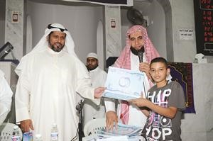 كريدي الدوسري والشيخ احمد صالح يكرمان احد رواد الحلقة