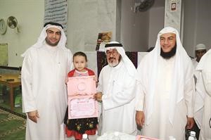  والزميل يوسف عبدالرحمنيكرم حافظة صغيرة اخرى