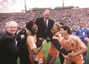 لاعبو هولندا يحملون مدربهم الفذ رينوس ميتشلز بعد التتويج بلقب يورو 1988