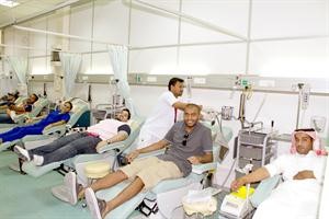 اعضاء فريق الغوص خلال تبرعهم بالدم