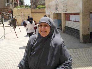 زوجة المرشح الرئاسي د محمد مرسي في طريقها للادلاء بصوتها في جولة الاعادة بانتخابات الرئاسة