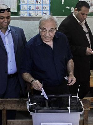 احمد شفيق يدلي بصوته