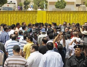 زحام امام احدى اللجان في انتظار فتح الباب للدخول للاقتراع