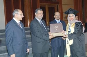 احمد الكليب ودرشيد الحمد خلال تكريم احدى الخريجات
