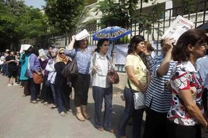 السيدات حرصن على الذهاب للتصويت رغم حرارة الجو امس رويترز