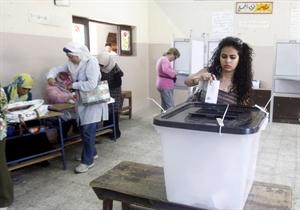 مصرية شابة تقترع في لجنة بالقاهرة امس رويترز