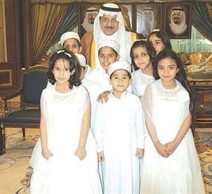 الفقيد الراحل رحمه الله ومجموعة من الايتام﻿